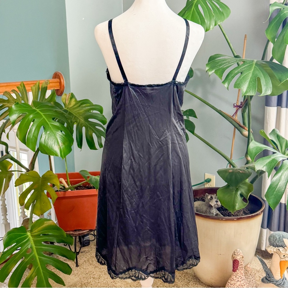 Elegant Black Lace Nightgown Pure Luxury - Picture 5 of 9